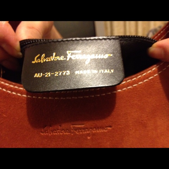 Reduced-Ferragamo suede handbag - Picture 4 of 4