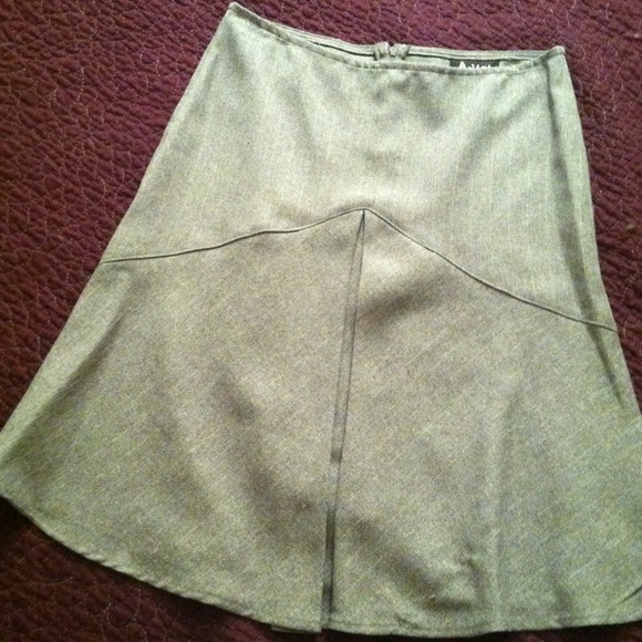 Super cute grey skirt with pleat - Picture 1 of 2