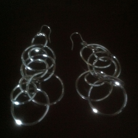 Dangling hoop errings