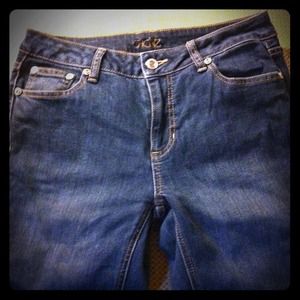 Cache stretch denim. Curve hugging fit!