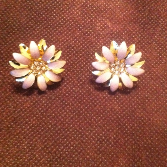 flower earrings.bracelet💰 Bundle 💰for @lwhitesel