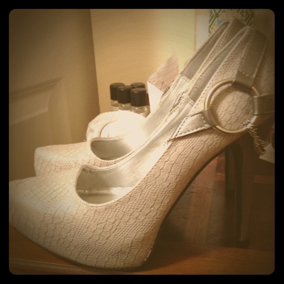 Light grey croc pumps
