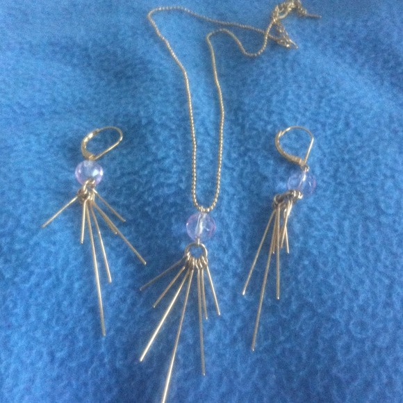 Gold necklace with pink bead