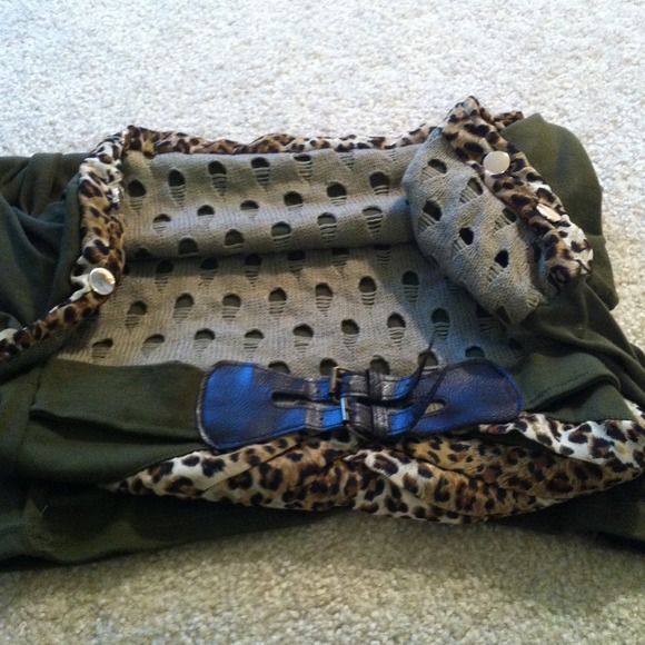 Hot animal print dress with a belt - Picture 3 of 4