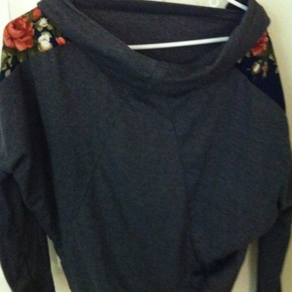 Reduced price . Elegant long sleeve top - Picture 2 of 4