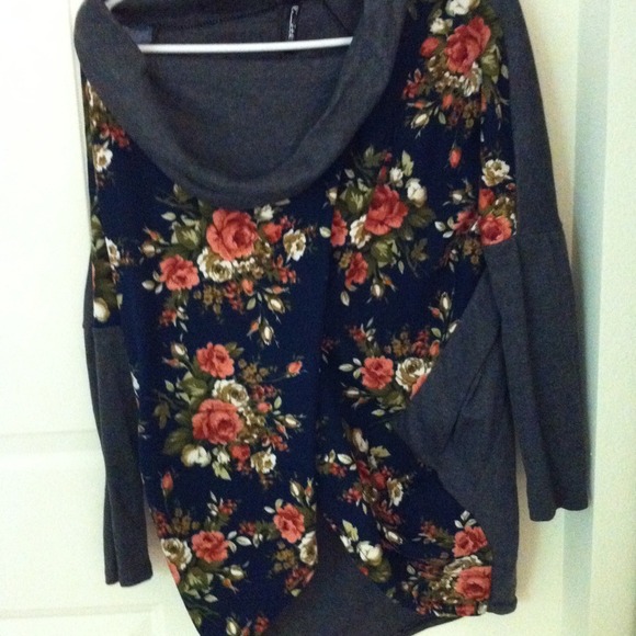 Reduced price . Elegant long sleeve top - Picture 3 of 4