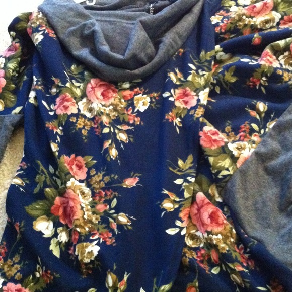 Reduced price . Elegant long sleeve top - Picture 4 of 4