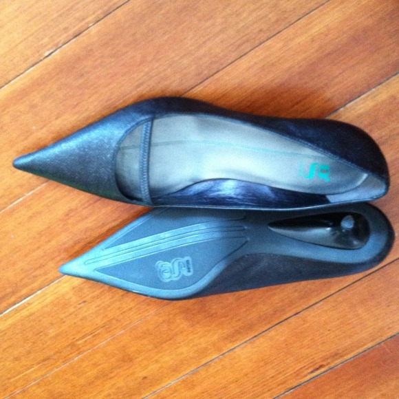 Black shoes with kitten heel