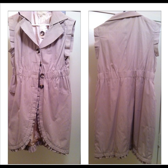 Long beige sleeveless jacket