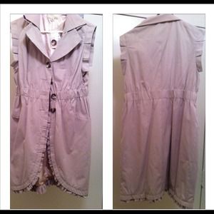 Long beige sleeveless jacket