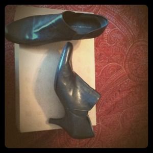 Cute black shoes.. Give jeans a bootlike edge!