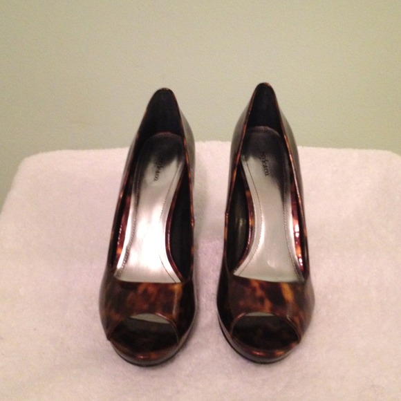 Reserved. Cute, classy peep toe pumps! Price ✂️