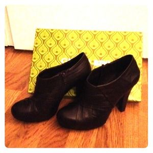 Gianni Bini zip up heels