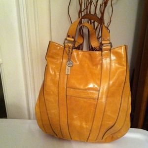 Kenneth Cole Handbags - Brand New✨Classic Leather Purse Kenneth Cole Handbags - Brand New✨Classic Leather Purse