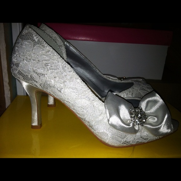 Bridal shoes - Picture 1 of 3