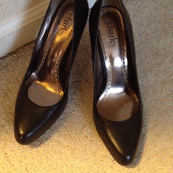 Charles David Pompadour Black Leather Pumps