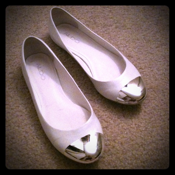 Reserved @agillman✨Silver capped white flats ✨