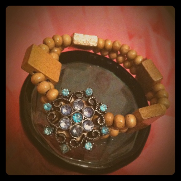 Wooden blue flower braclet
