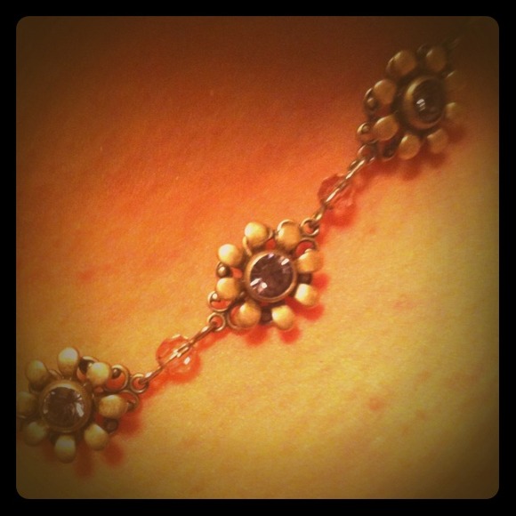 Dainty daisy necklace, perfect for spring!
