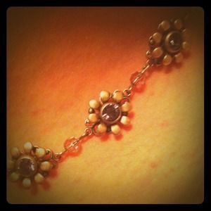 Dainty daisy necklace, perfect for spring!