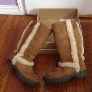 Ugg sunburst boots size 6
