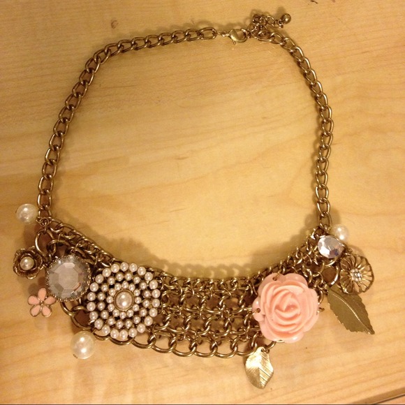 Short Chunky Necklace 🌸 Great Feminine Detail 🌸