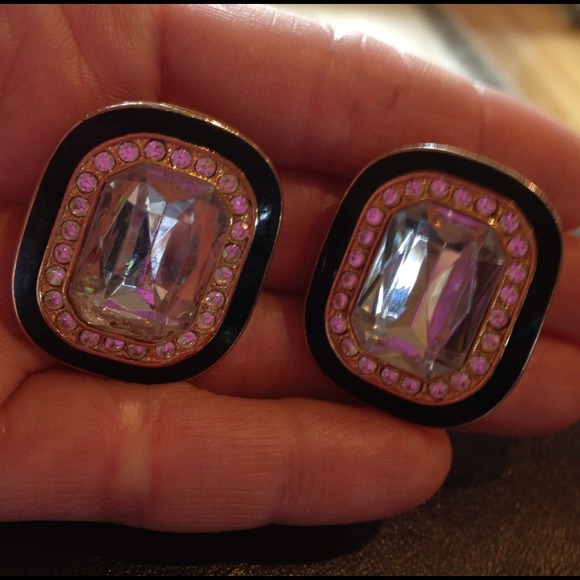 Gorgeous rhinestone gold & black clip earring.