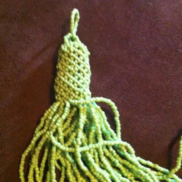 Green shell/bead necklace - Picture 2 of 3