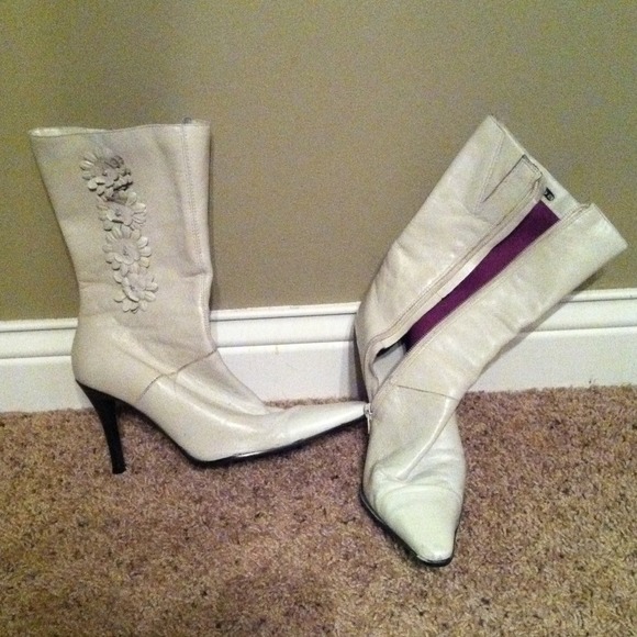 Cream colored leather boot. Flower detail
