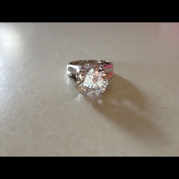 Clear stone silver tone ring