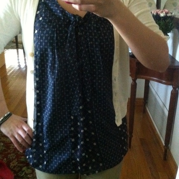 Sleeveless Flowy Top - Picture 2 of 3
