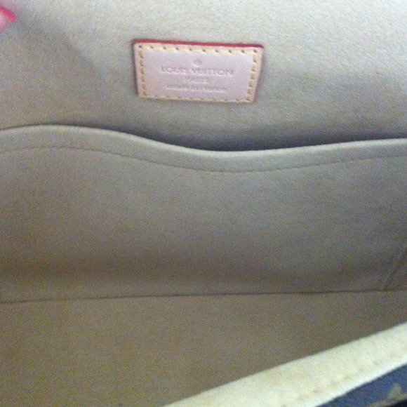 Louis Vuitton - Picture 2 of 4