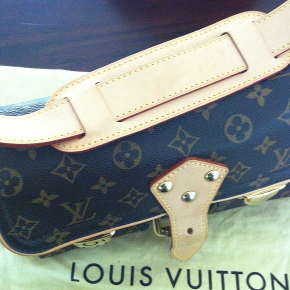 Louis Vuitton - Picture 3 of 4