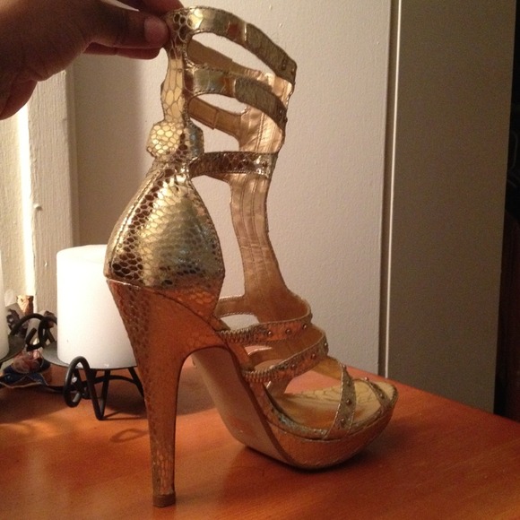 Gold heels ... New !!! - Picture 2 of 4