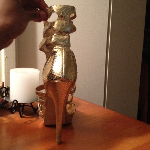 Gold heels ... New !!! - Picture 3 of 4