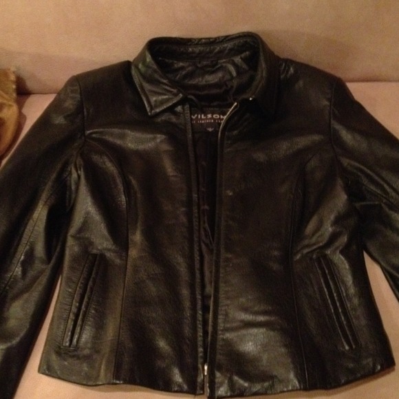 Short, fitted Wilson leather jacket. Super soft Sm
