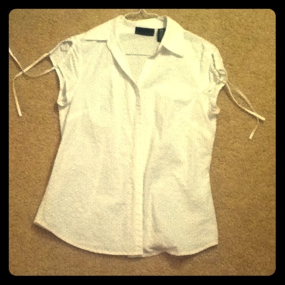 Cute white blouse!
