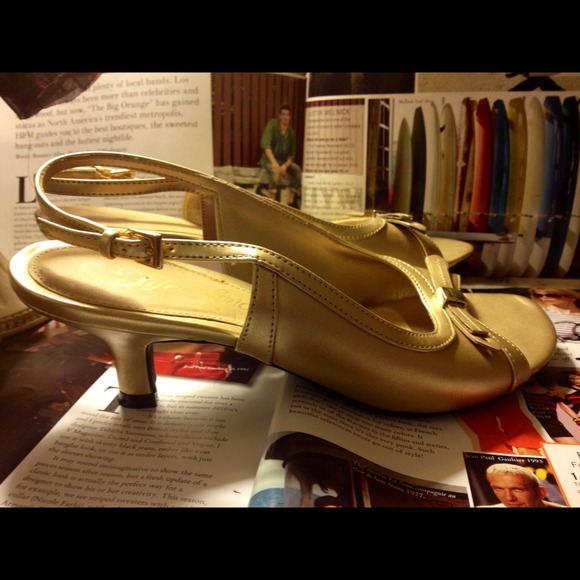 Gold slingback heels - Picture 2 of 2