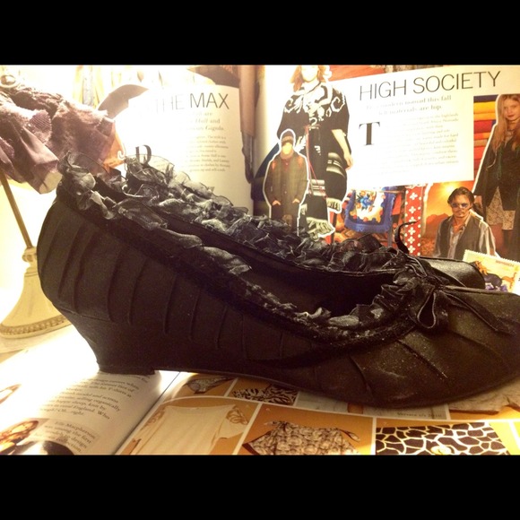 Black satin lace wedge - Picture 2 of 2