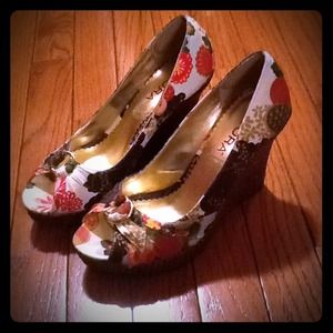 Cute flower print wedges!!!