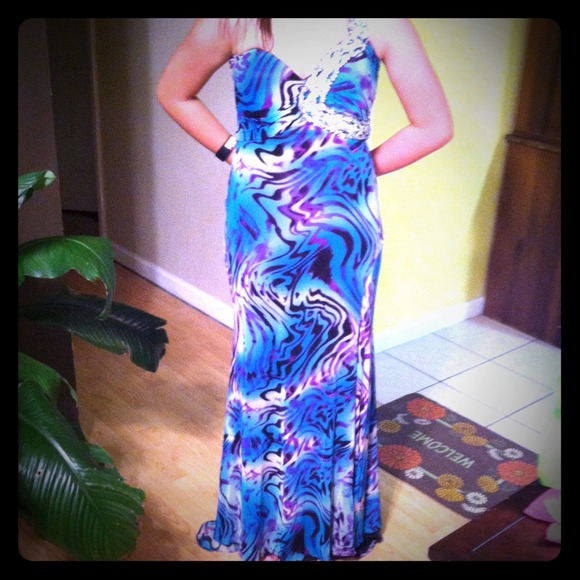 Only wore once no use for it anymore.