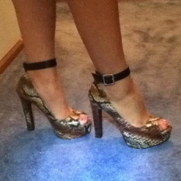 Very cute snake print high heel ;-)