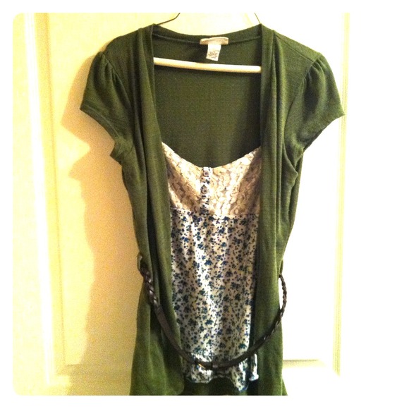>REDUCED< Floral and lace top with detachable belt