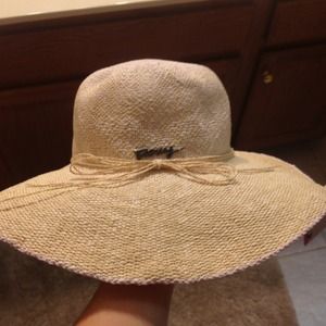 SOLD REDUCED Adorable roxy floppy hat