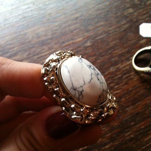 Size 6 ring - Picture 2 of 3