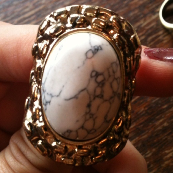 Size 6 ring - Picture 3 of 3