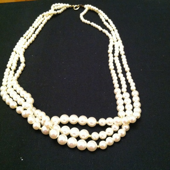 Faux Pearl Necklace and Earring Set - Picture 2 of 3