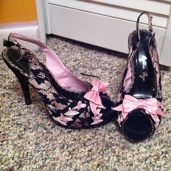REDUCED!! Bettie Page sz 7 pink & black lace heels