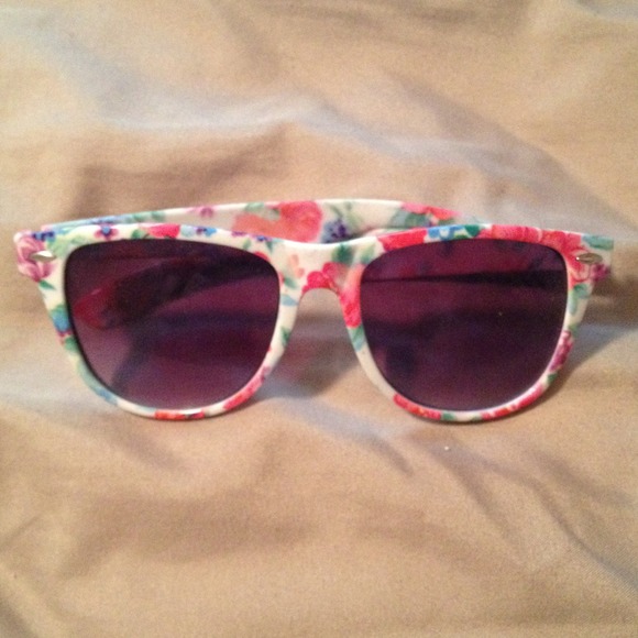 Sold!!! ❌ Floral ray-bans style sunglasses
