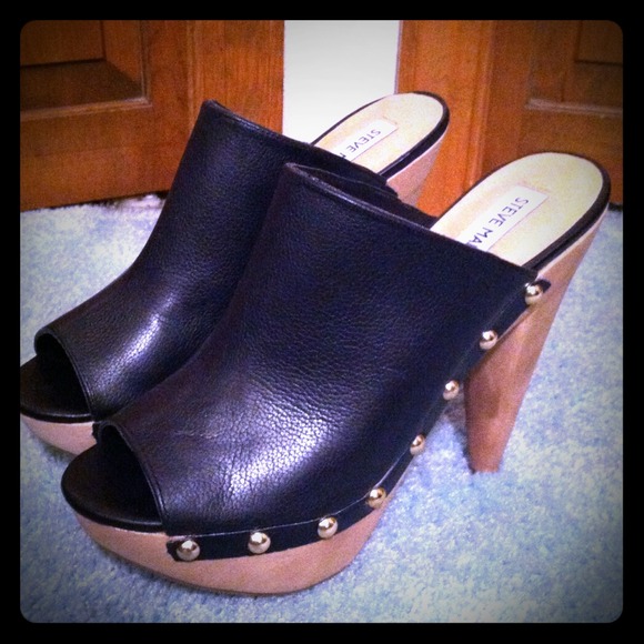 Reduced!!**NEVER WORN** Steve Madden studded clogs